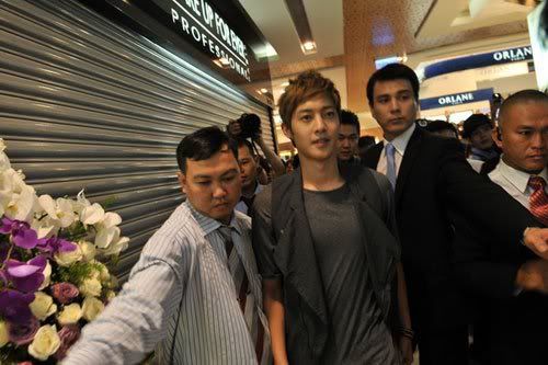 [HJL] TFS Store Visit [11.08.11] (2) 262557_264914133534830_231614143531496_1152091_1833321_n