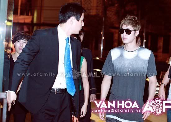 [HJL] Llegando a Vietnam (10.8.11) (2) 263231_265680560124854_231614143531496_1156572_2509731_n