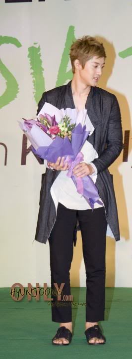 [HJL] TFS Store Visit Queen Plaza [12.8.11] (3)  281722_265426716816905_231614143531496_1155695_151185_n