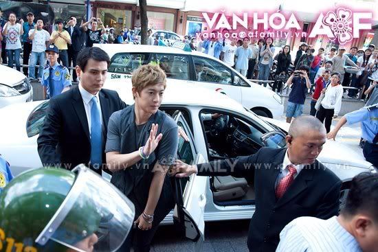 [HJL] TFS Store Visit [11.08.11] (2) 281740_264860336873543_231614143531496_1151880_6083184_n