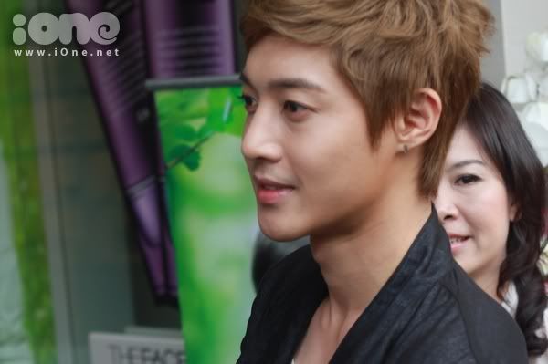 [HJL] Fansign Event in Vietnam Queen Plaza [12.08.11] 30ddab8366a77a93503d92c4