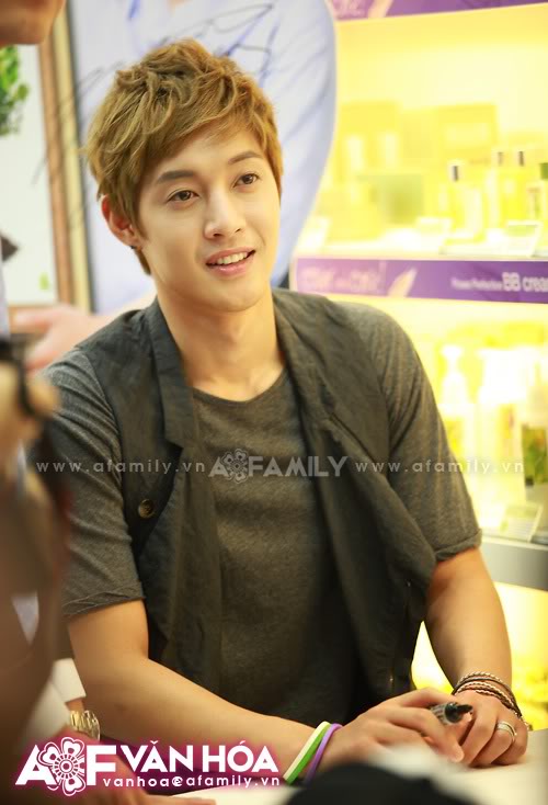 [news+fotos] Kim Hyun Joong eleva los ánimos en Vincom Plaza 4cdf2a85a03667b82d2e2111-1