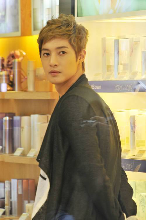 [HJL] TFS Store Visit Queen Plaza [12.8.11] (2) T635813ttt