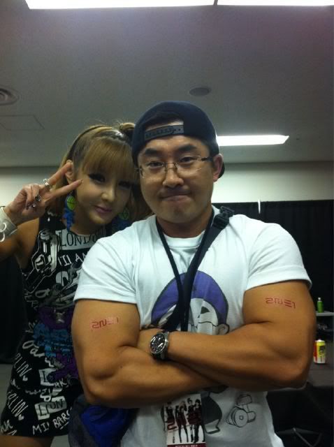 Park Bom của 2NE1 chụp một bức ảnh với HLV Hwang. 20111001_parkbom_trainerhwang1