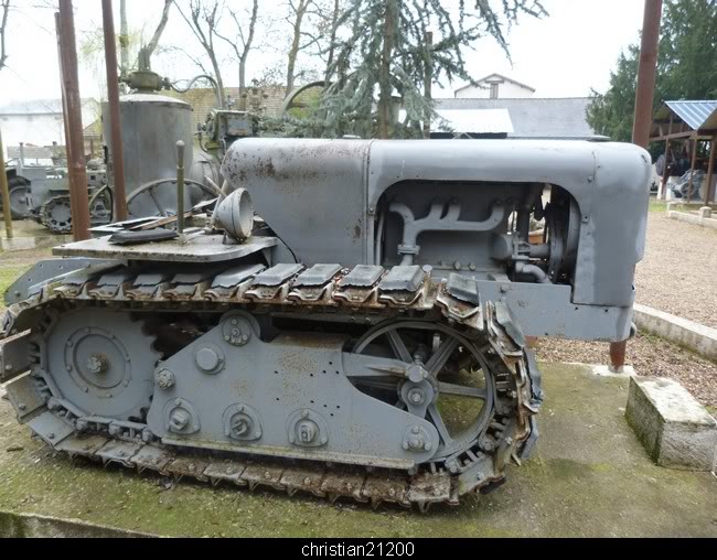 MUSEE DUFRESNE à AZAY LE RIDEAU 37 Tracteur_Hotchkiss_2