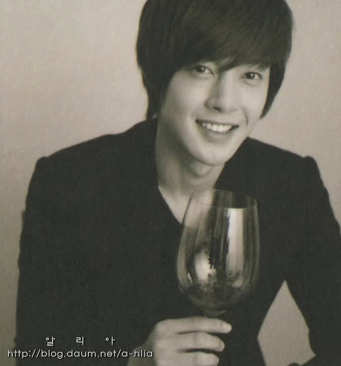 [scans] Kim Hyun Joong ~ Wine and People Book 263373_263968790296031_231614143531496_1147680_6345149_n