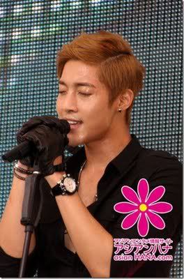 [HJL] ODAIBA Fan Sign - Japan [29.07.2011] (3)  282555_259492800743630_231614143531496_1125918_2175266_n