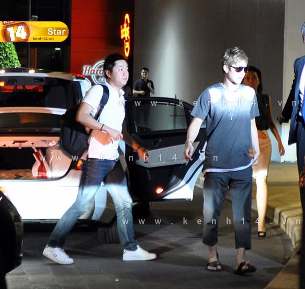 [news+fotos] El estilo de Kim Hyun Joong llegando al hotel, pantalones capri y zapatillas 369550648