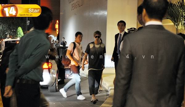 [news+fotos] El estilo de Kim Hyun Joong llegando al hotel, pantalones capri y zapatillas 369551048