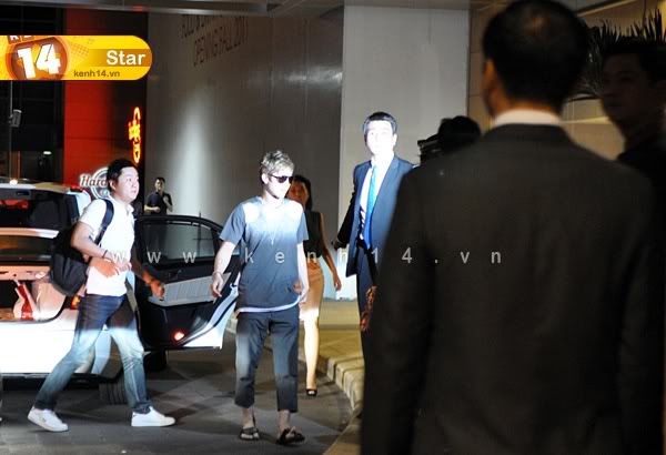 [news+fotos] El estilo de Kim Hyun Joong llegando al hotel, pantalones capri y zapatillas 369551984