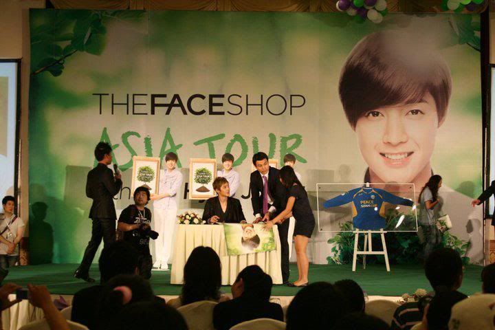 [HJL] TFS Store Visit Queen Plaza [12.8.11] (5)   185498_266912160001694_231614143531496_1163201_2467440_n