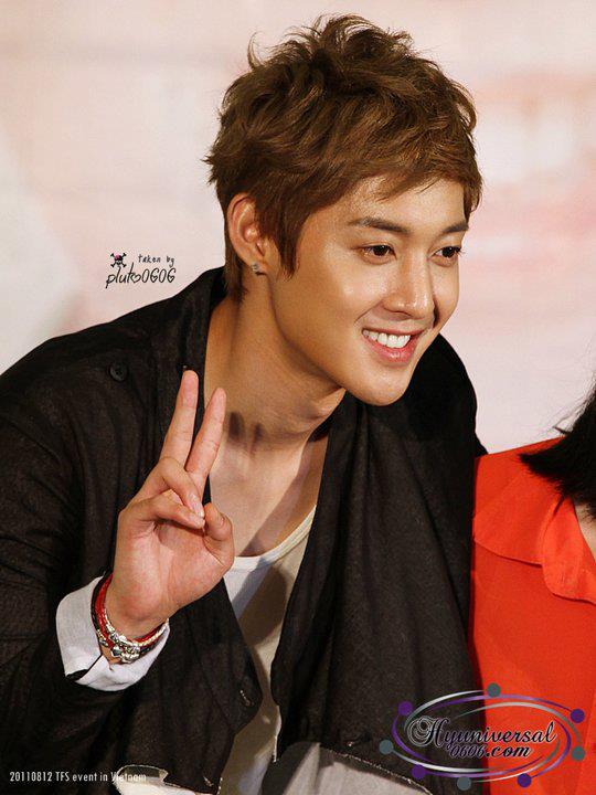 [HJL] TFS Store Visit Queen Plaza [12.8.11] (5)   185509_266845736675003_231614143531496_1162751_5994961_n