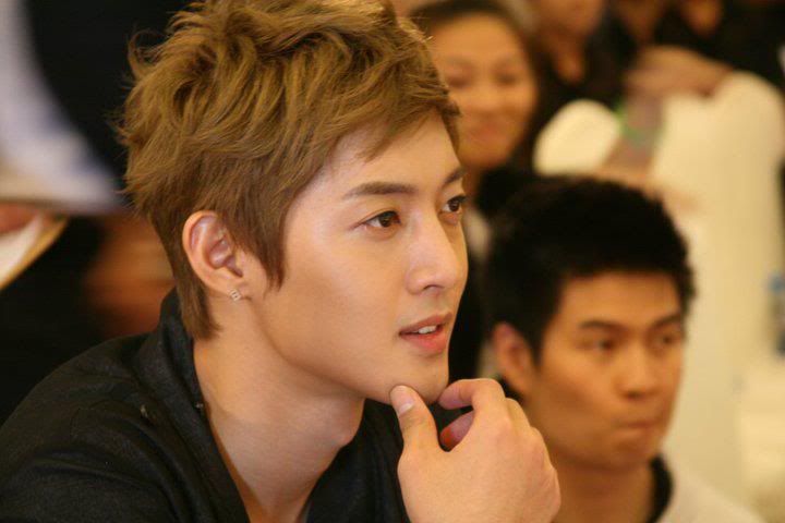 [HJL] TFS Store Visit Queen Plaza [12.8.11] (5)   205854_266912140001696_231614143531496_1163200_3145696_n