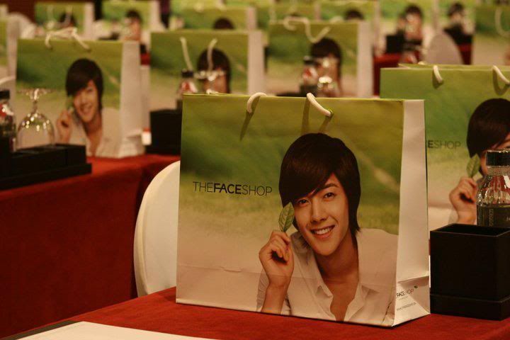 [HJL] TFS Store Visit Queen Plaza [12.8.11] (5)   223659_266911946668382_231614143531496_1163190_3558452_n