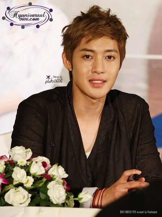 [HJL] TFS Store Visit Queen Plaza [12.8.11] (5)   228865_266845746675002_231614143531496_1162752_4205892_n