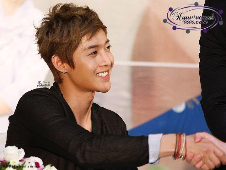 [HJL] TFS Store Visit Queen Plaza [12.8.11] (5)   262510_266845663341677_231614143531496_1162745_6016136_n