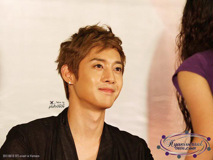 [HJL] TFS Store Visit Queen Plaza [12.8.11] (5)   262800_266845570008353_231614143531496_1162739_1505630_n