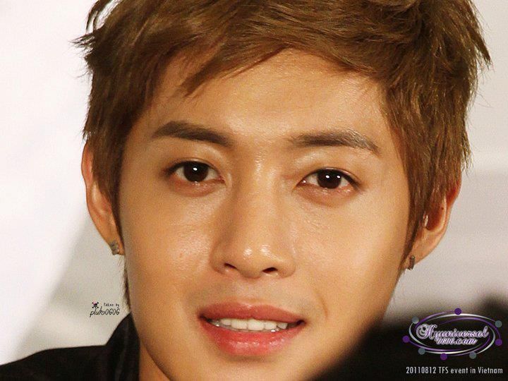 [HJL] TFS Store Visit Queen Plaza [12.8.11] (5)   262865_266845636675013_231614143531496_1162744_6678995_n