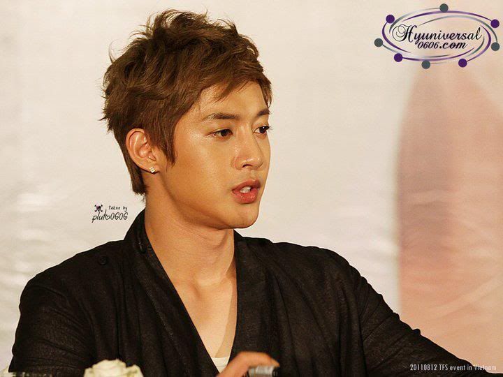 [HJL] TFS Store Visit Queen Plaza [12.8.11] (5)   291780_266845553341688_231614143531496_1162738_6156873_n