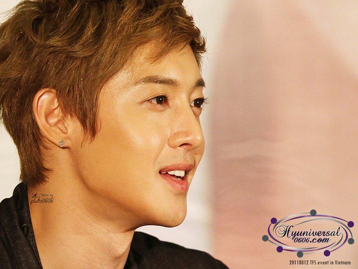 [HJL] TFS Store Visit Queen Plaza [12.8.11] (5)   292075_266845616675015_231614143531496_1162742_398031_n