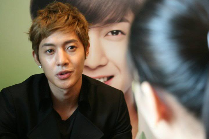 [HJL] TFS Store Visit Queen Plaza [12.8.11] (5)   293254_266912053335038_231614143531496_1163195_408826_n