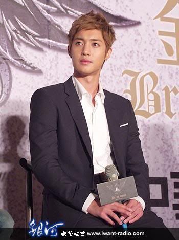 [HJL] ‘Break Down’ Press Conference en Taiwan [15.08.11] (3)  293369_266935039999406_231614143531496_1163289_6508849_n