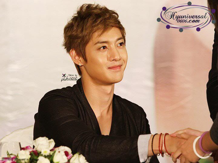 [HJL] TFS Store Visit Queen Plaza [12.8.11] (5)   294060_266845580008352_231614143531496_1162740_2092371_n