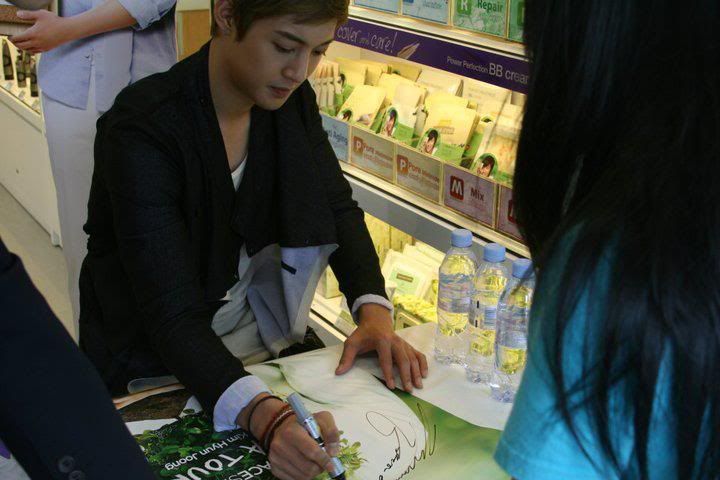 [HJL] TFS Store Visit Queen Plaza [12.8.11] (5)   295489_266912183335025_231614143531496_1163202_4537020_n