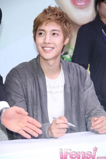 [HJL] TFS Store & FanSigning en XiMenDing - Taiwan [16.08.11] (3)  296488_268201169872793_231614143531496_1168067_4440664_n