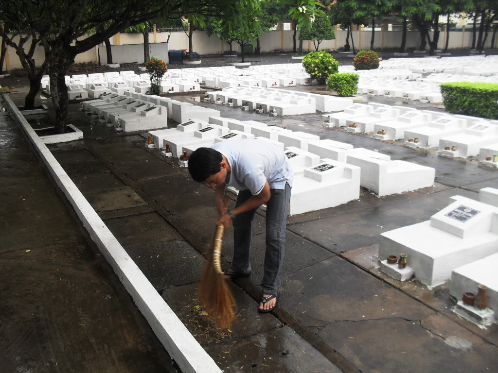 Dọn vệ sinh nghĩa trang Bình Chánh - Bình Tân ngày 22/04/2012 SDC16852