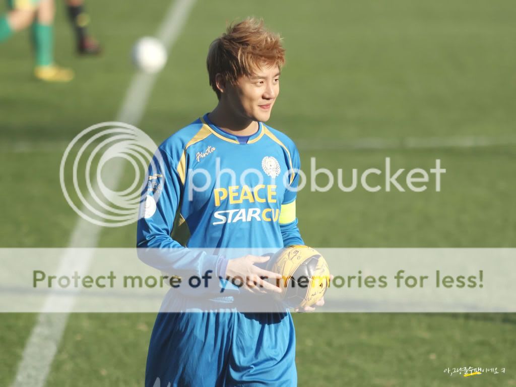 [Pics][21112011] Junsu @ FC Men update 359b033b5bb5c9eae26f56a0d539b6003bf3b3d1