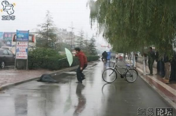 O que um japonês faz ao ver uma pessoa caída na rua? Drunk_japanes_02