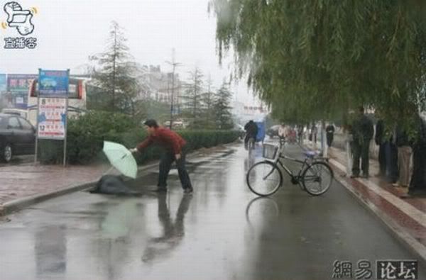 O que um japonês faz ao ver uma pessoa caída na rua? Drunk_japanes_03