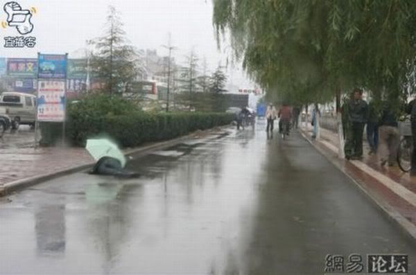O que um japonês faz ao ver uma pessoa caída na rua? Drunk_japanes_05