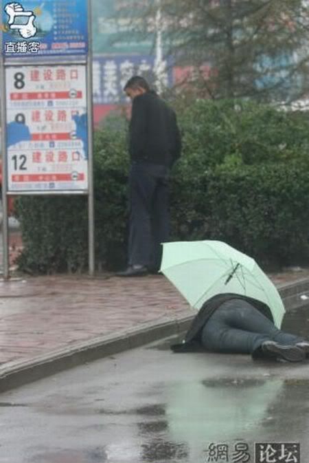 O que um japonês faz ao ver uma pessoa caída na rua? Drunk_japanes_06