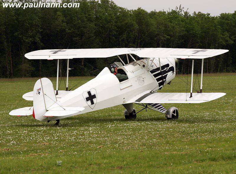 BÜCKER BU-133 1/72 Heller - TERMINADO JUNIO - 04 - 2011 3cfec752