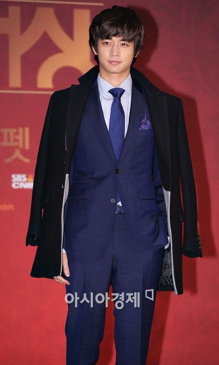 [IMG/311212] Minho en Alfombra Roja @ SBS Drama Awards 2012  Am1_zpsf0cef9d6