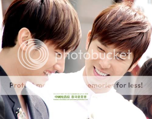 Yunho está sonriendo mientras mira a su hermano menor? SMILE