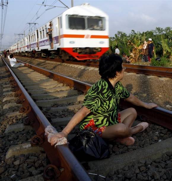 Baring di rel keretapi untuk ubati penyakit (3 gambar) Bunuh-diri3