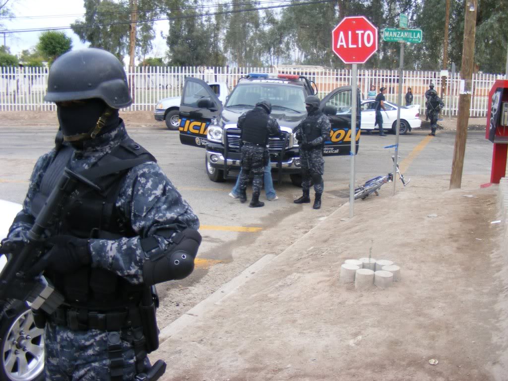 POLICIA - Fotos de la SWAT Policia Municipal de Mexicali 2011 201713_1573845601052_1682931730_1068534_1117466_o