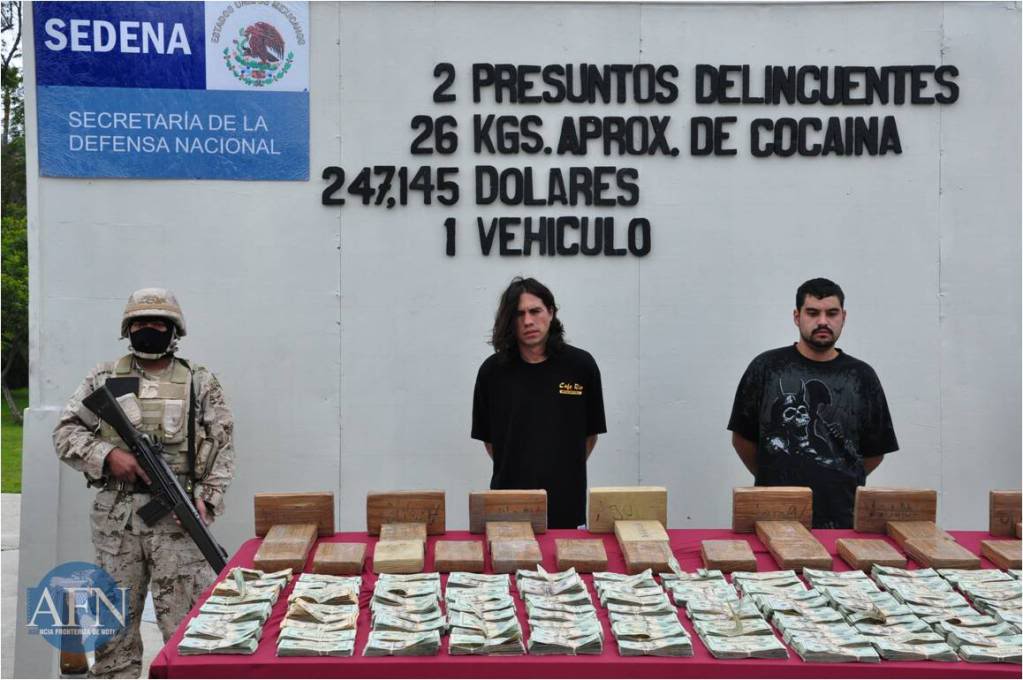 Decomisan 247 mil dolares y 26 kilos de coca en Tijuana 24/Febrero/2011 Decomisadrogajerecitodetinidos
