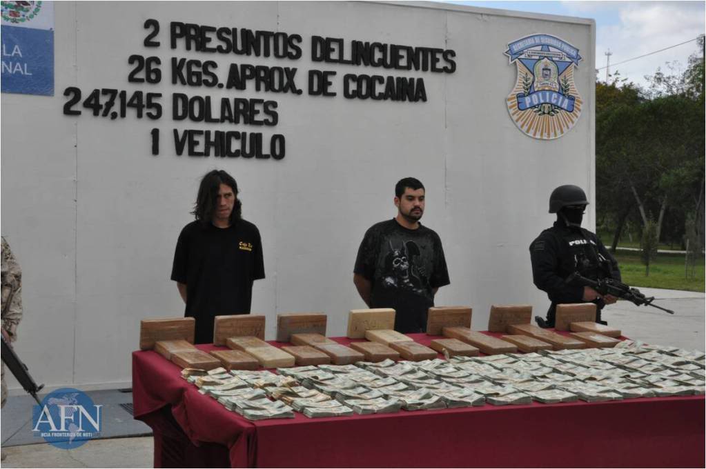 Decomisan 247 mil dolares y 26 kilos de coca en Tijuana 24/Febrero/2011 Decomisadrogajerecitodetinidos3