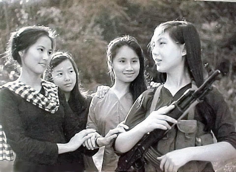 Nữ quân nhân Việt xinh như mộng trên báo Trung Quốc 148927_405800739465437_424695360_n