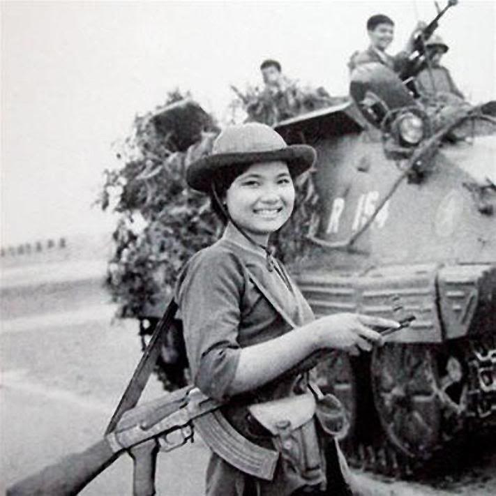 Nữ quân nhân Việt xinh như mộng trên báo Trung Quốc 398188_405800769465434_1206618707_n