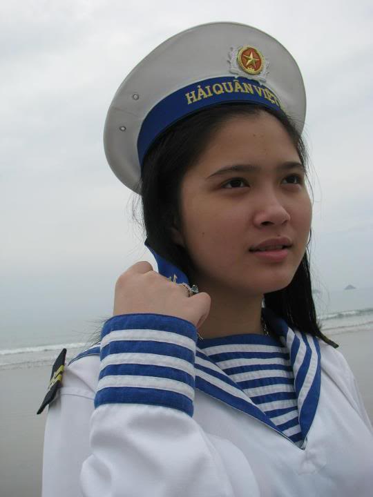 Nữ quân nhân Việt xinh như mộng trên báo Trung Quốc 582338_143041525831549_759163352_n