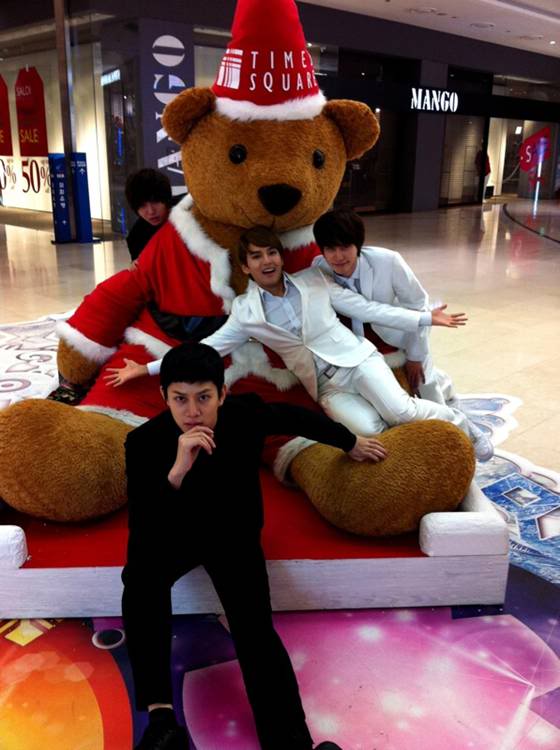 [Super Junior] Cutest X-mas pic ever!!! :3 20101221_superjunior