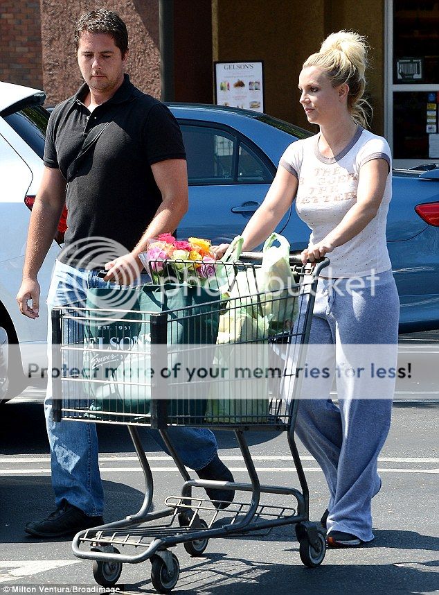  Britney en el supermarket Article-2383131-1B1BA317000005DC-511_634x858
