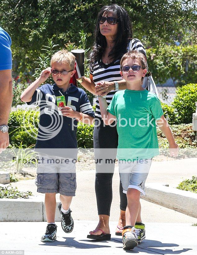  Britney en el estudio de baile y almuerzo con David y los niños Article-2386968-1B356620000005DC-426_634x822