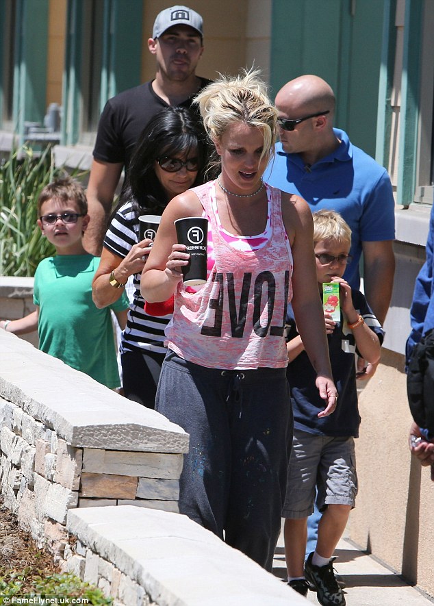 Britney en el estudio de baile y almuerzo con David y los niños Article-2386968-1B356B67000005DC-847_634x885