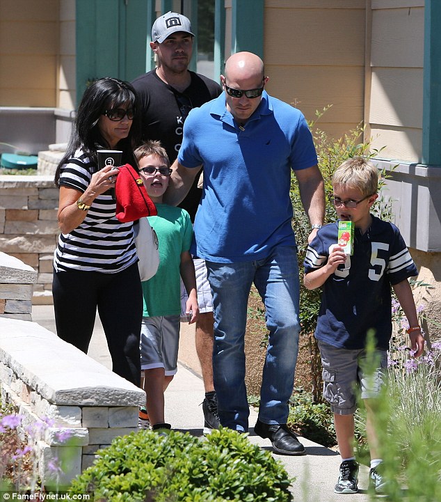  Britney en el estudio de baile y almuerzo con David y los niños Article-2386968-1B356CCD000005DC-582_634x721